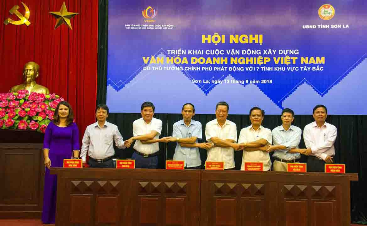 Ông Hồ Anh Tuấn Trưởng ban tổ chức 248 - Chủ tịch Hiệp hội Phát triển Văn hóa Doanh nghiệp Việt Nam, ký kết chương trình triển khai xây dựng Văn hóa doanh nghiệp với 7 tỉnh khu vực Tây Bắc